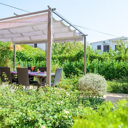 House Mirjana Дом отдыха *